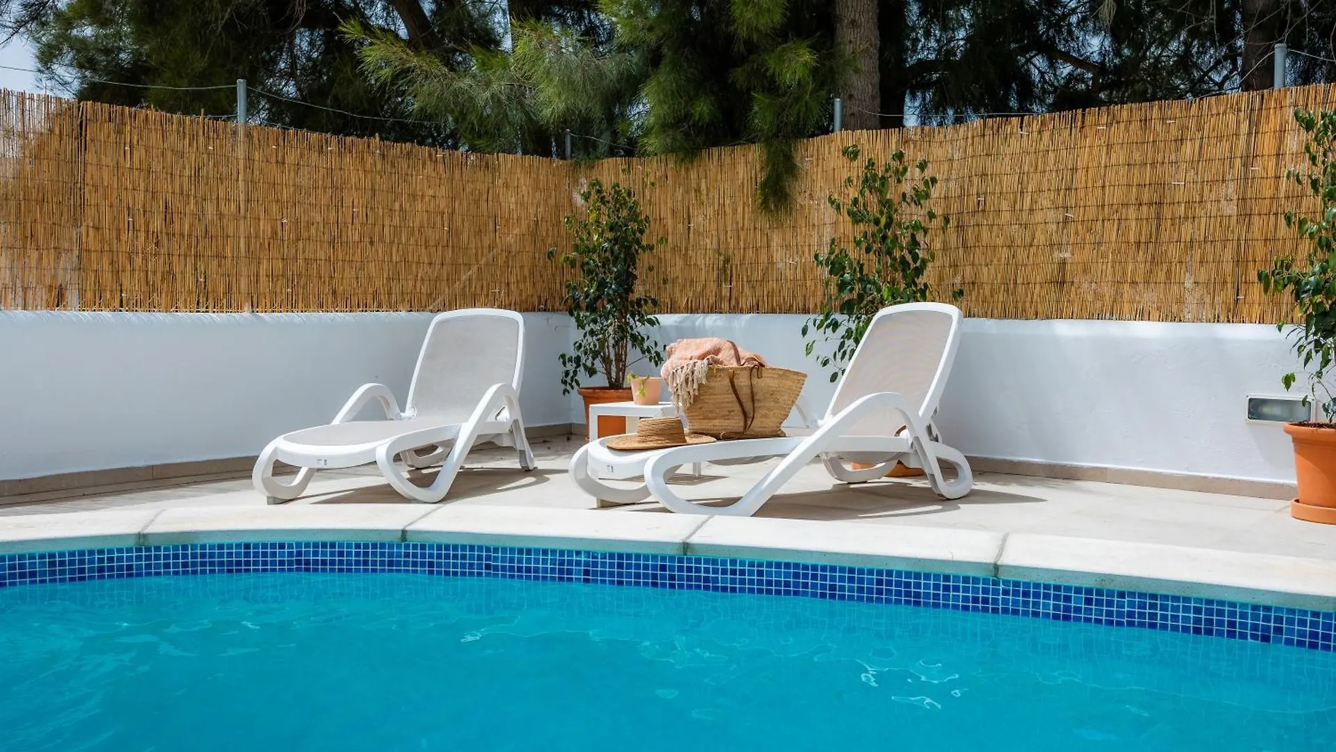 White Suites Кала де Ор Апартаменты